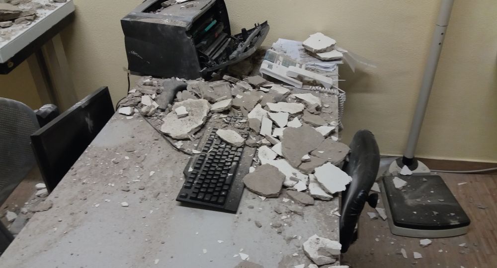Sfondellamento in un ufficio